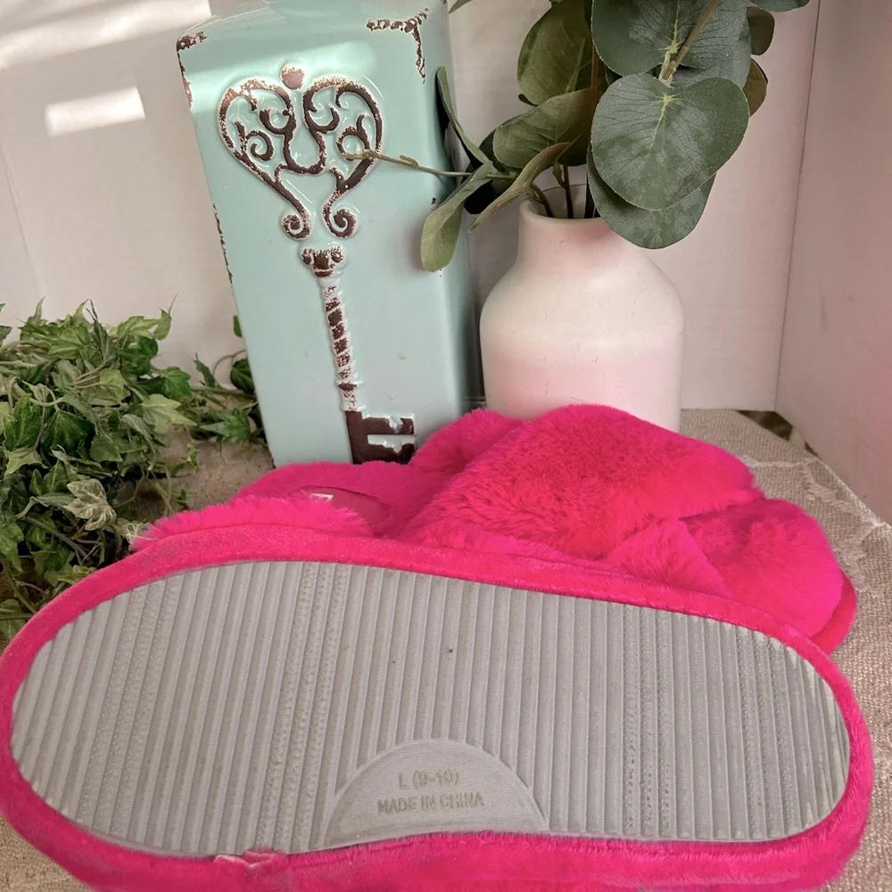 BP (Brass Plum) Plush BarbieCore Pink Crisscross Slippers. Size 9-10 Lar… - Picture 9 of 10